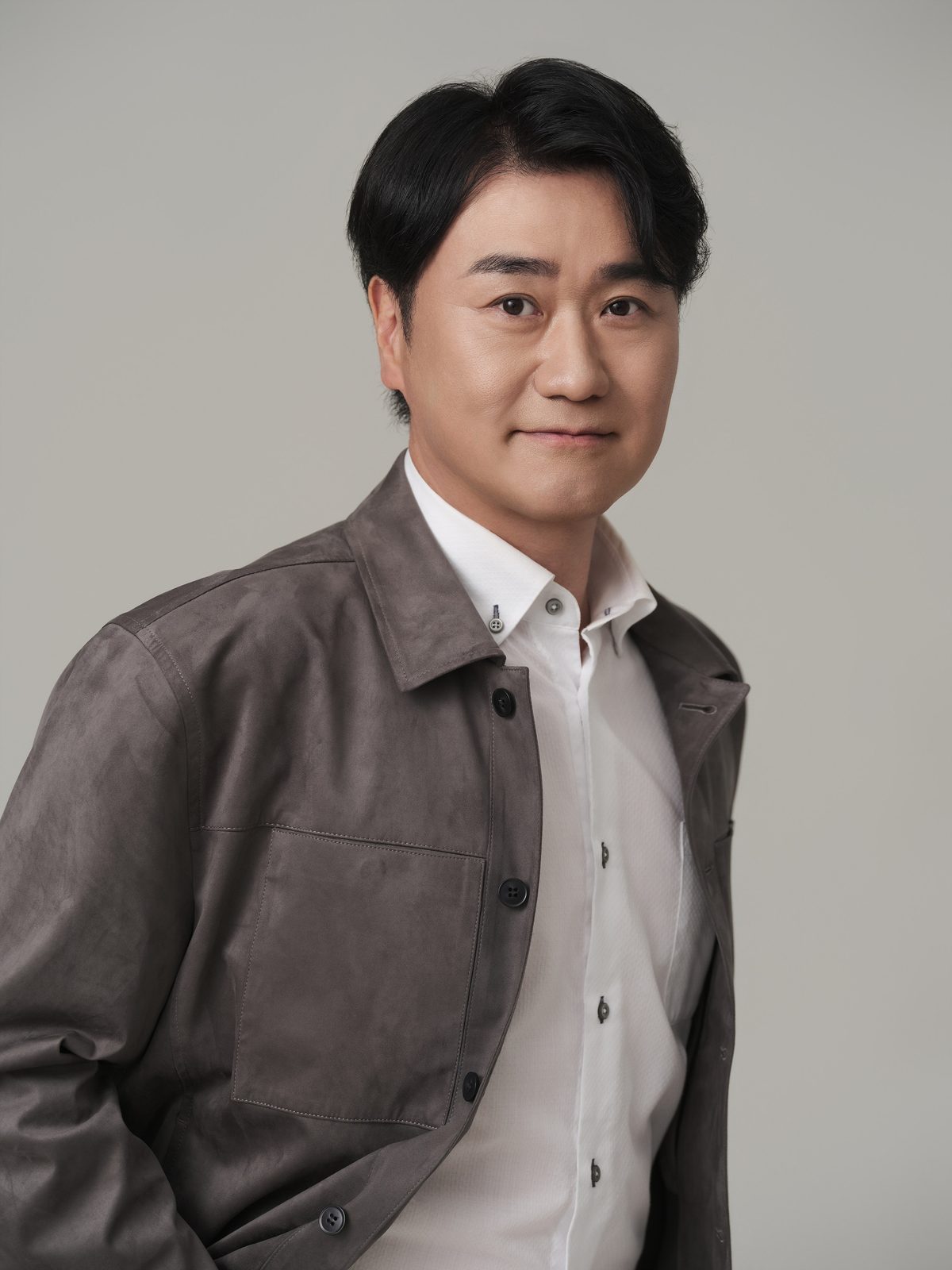 브라운 재킷을 입고 미소 짓는 남성 대표 프로필