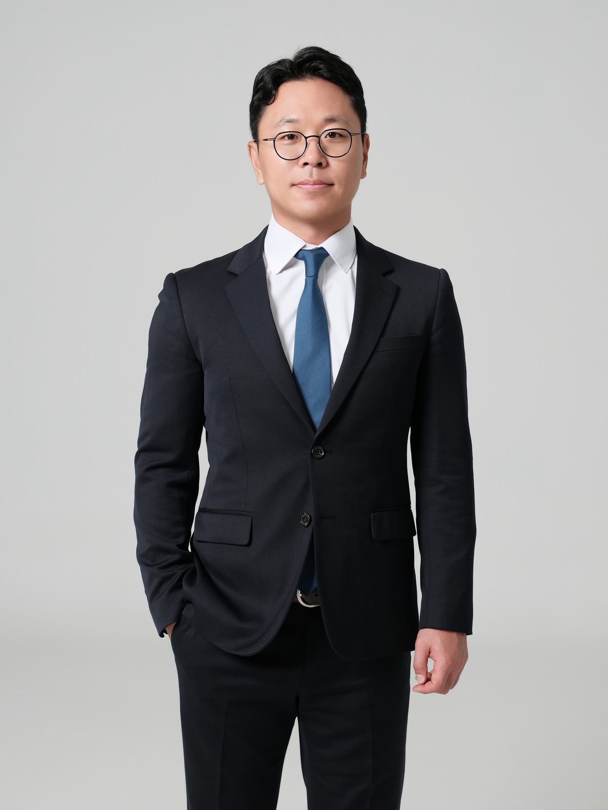 다크 정장에 파란 넥타이를 맨 남성 전문직 프로필