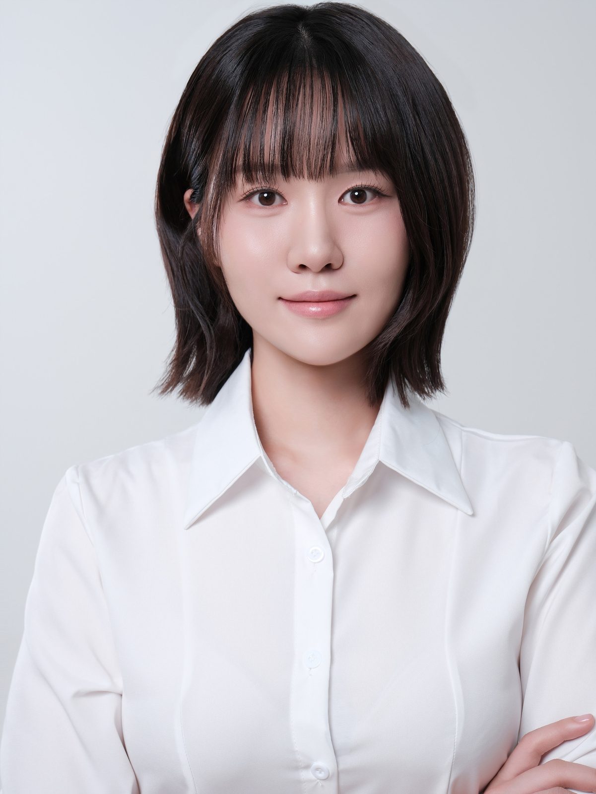 흰 셔츠를 입은 단발 여성 개인 프로필