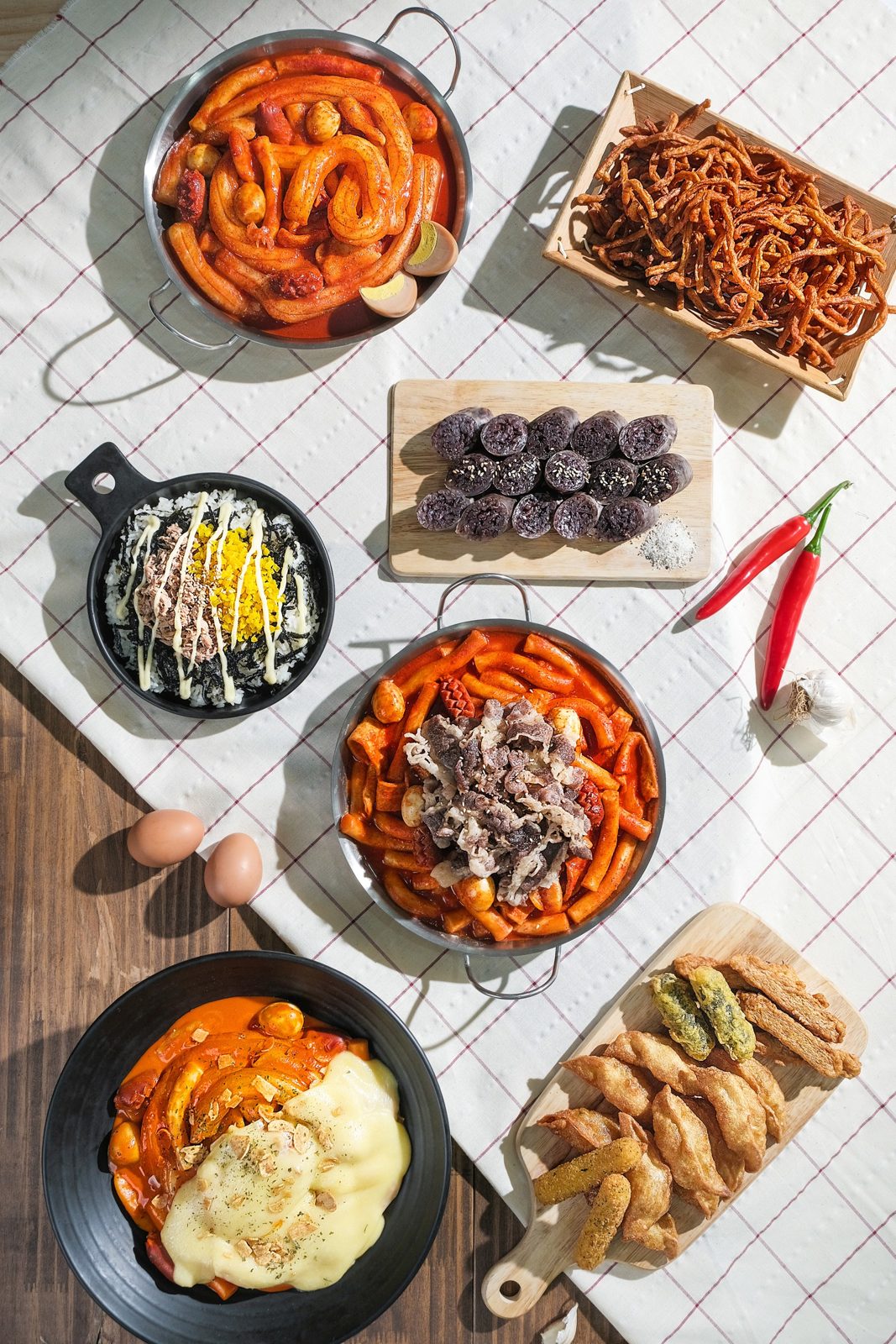 체크 천 위에 떡볶이, 순대, 튀김을 한 상으로 위에서 찍은 컷, 스튜디오밥스