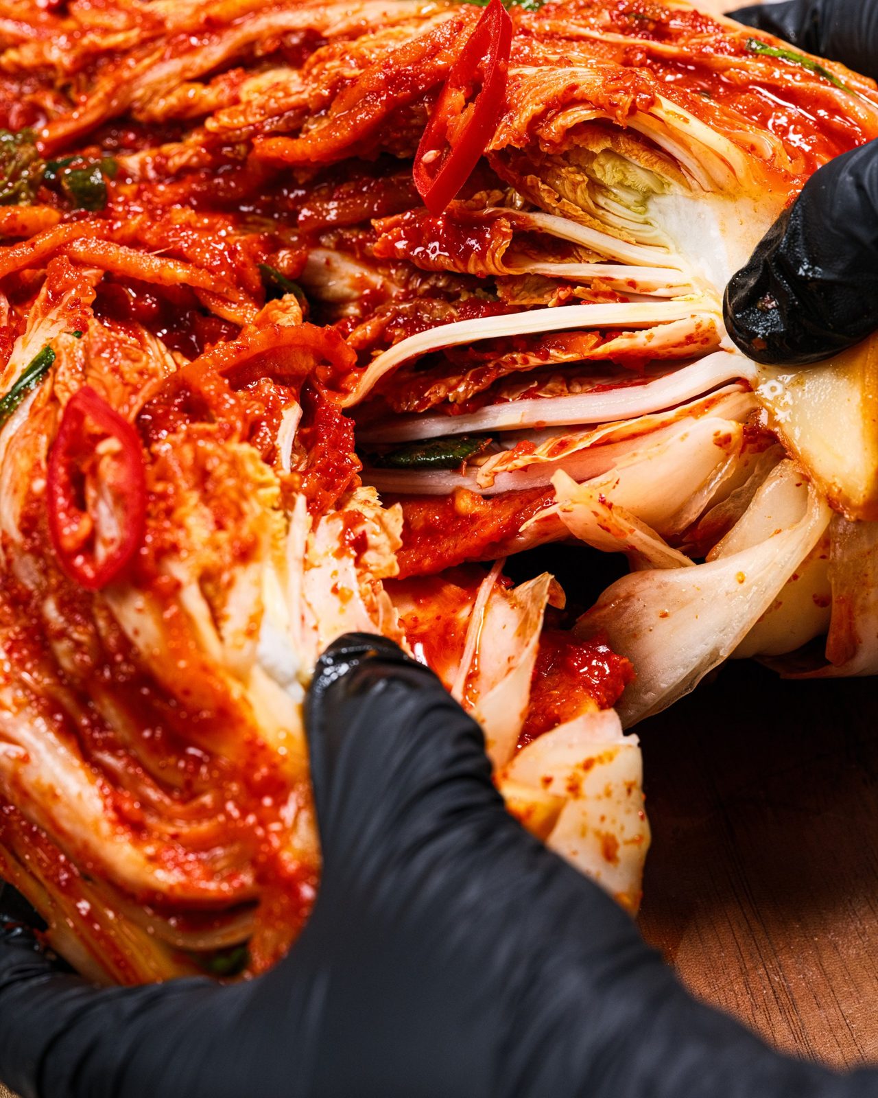 장갑 낀 손으로 포기김치를 찢는 컷, 스튜디오밥스