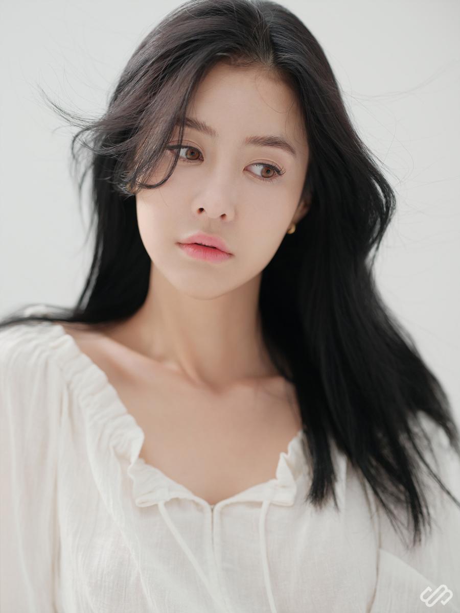강사·대표 프로필 · 핑크 슈트 스툴 포즈 | 역삼 스튜디오밥스