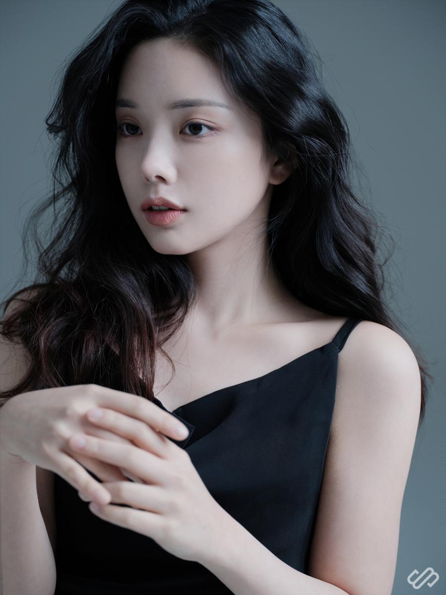 배우 프로필 · 블랙 슬립 드레스 회색 배경 | 역삼 스튜디오밥스